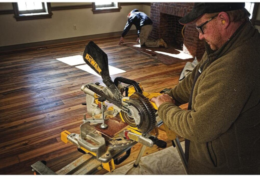 DEWALT DCS361M1 20V Max Cordless Mitre Saw is well made, has great safety features, and is incredibly easy to secure